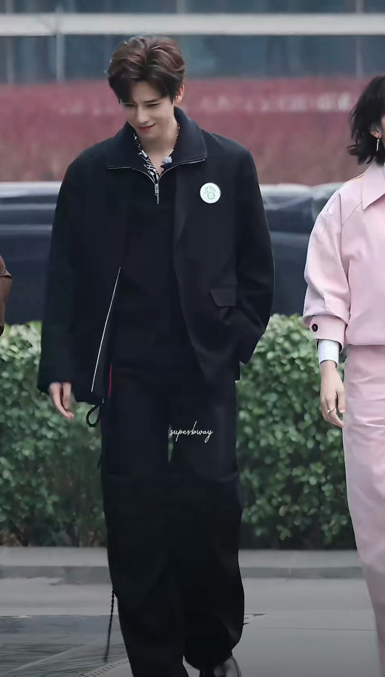 被自己帅到了的暗爽小狗王安宇好明显的暗爽