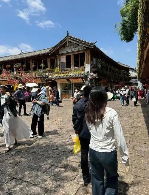 就差明抢了，云南丽江一游客一行12人在丽江景区因被观光车司机拒载后，申请退还未体