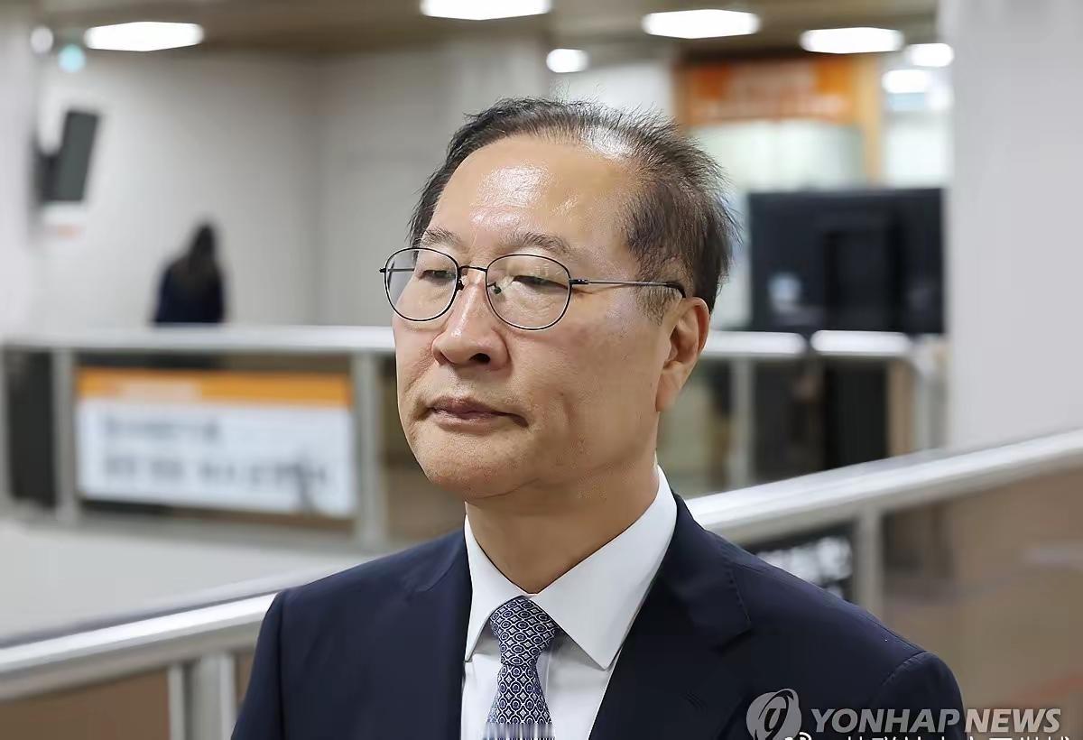 韩国前法务部长官朴性宰一审被判25年，二审改判9年，结果令人搞不懂。
朴性宰曾是