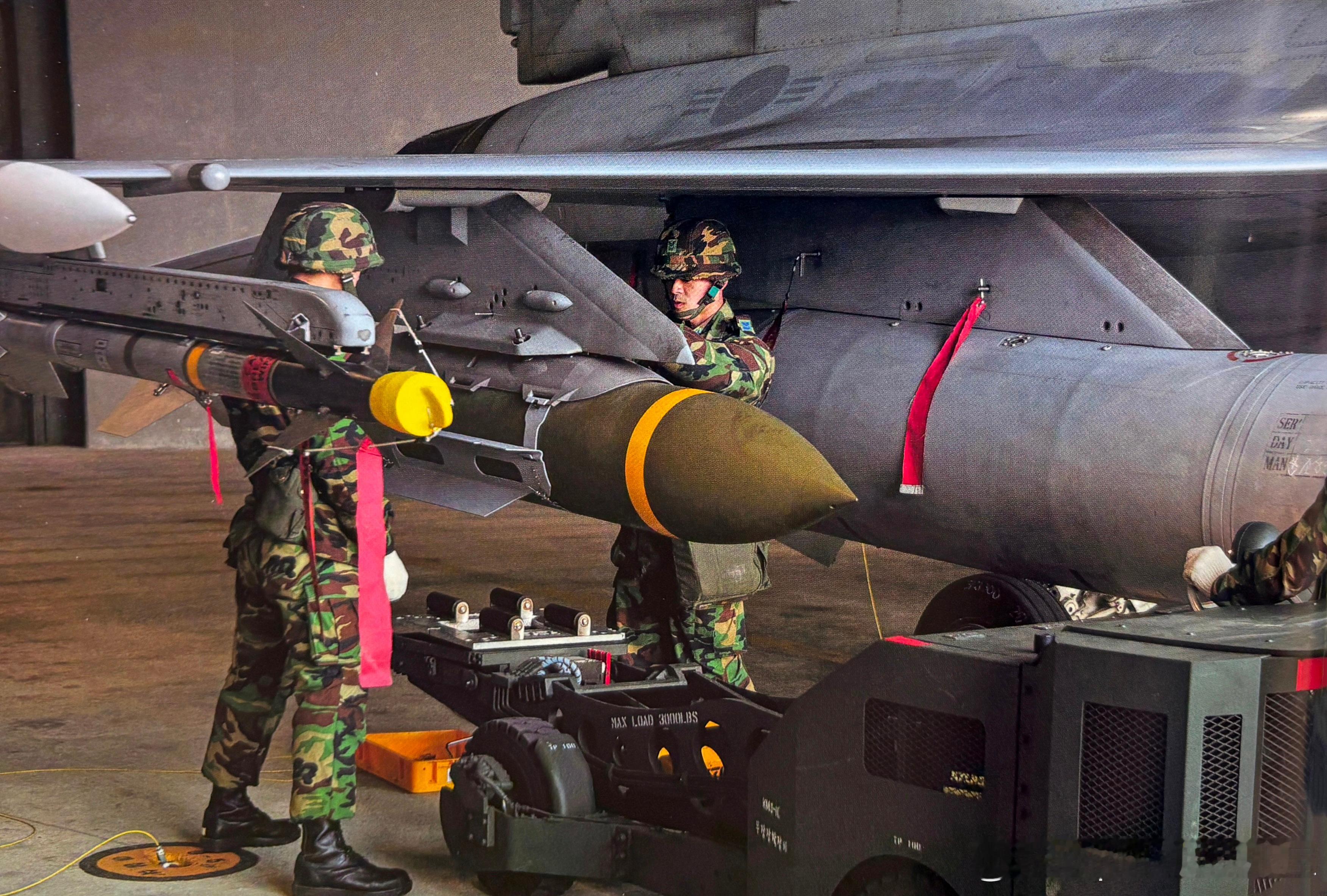 GBU-31(V3)／B由GPS套件与2000磅级BLU-109穿甲炸弹组合而成