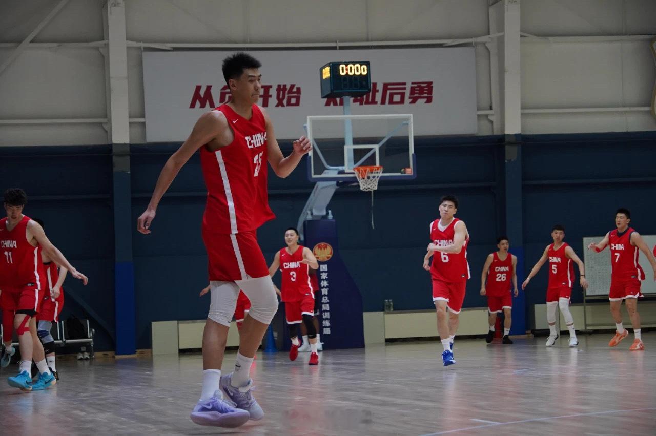 据中国篮球之队透露，在6月30日清晨跟随中国男篮集训队前往中国人民解放军仪仗司礼