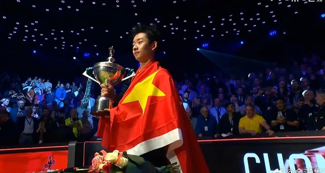 吴宜泽夺世锦赛冠军 吴宜泽真的太不容易了太强了！我也是见证了中国00后世界冠军的