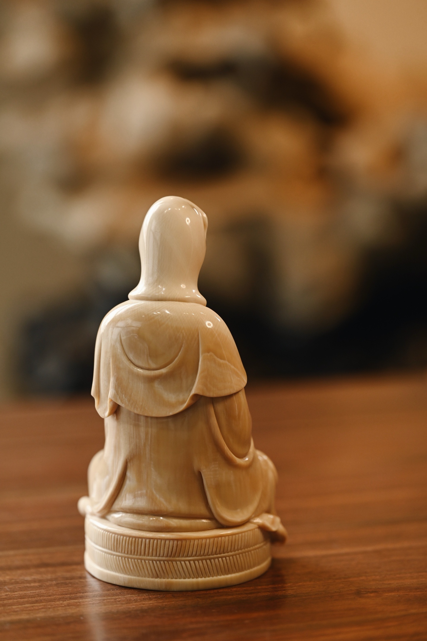 猛犸 | 自在观音材质温润凝实，雕刻菩萨面相慈悲温婉，眼睑低垂，发髻繁复规整，胸