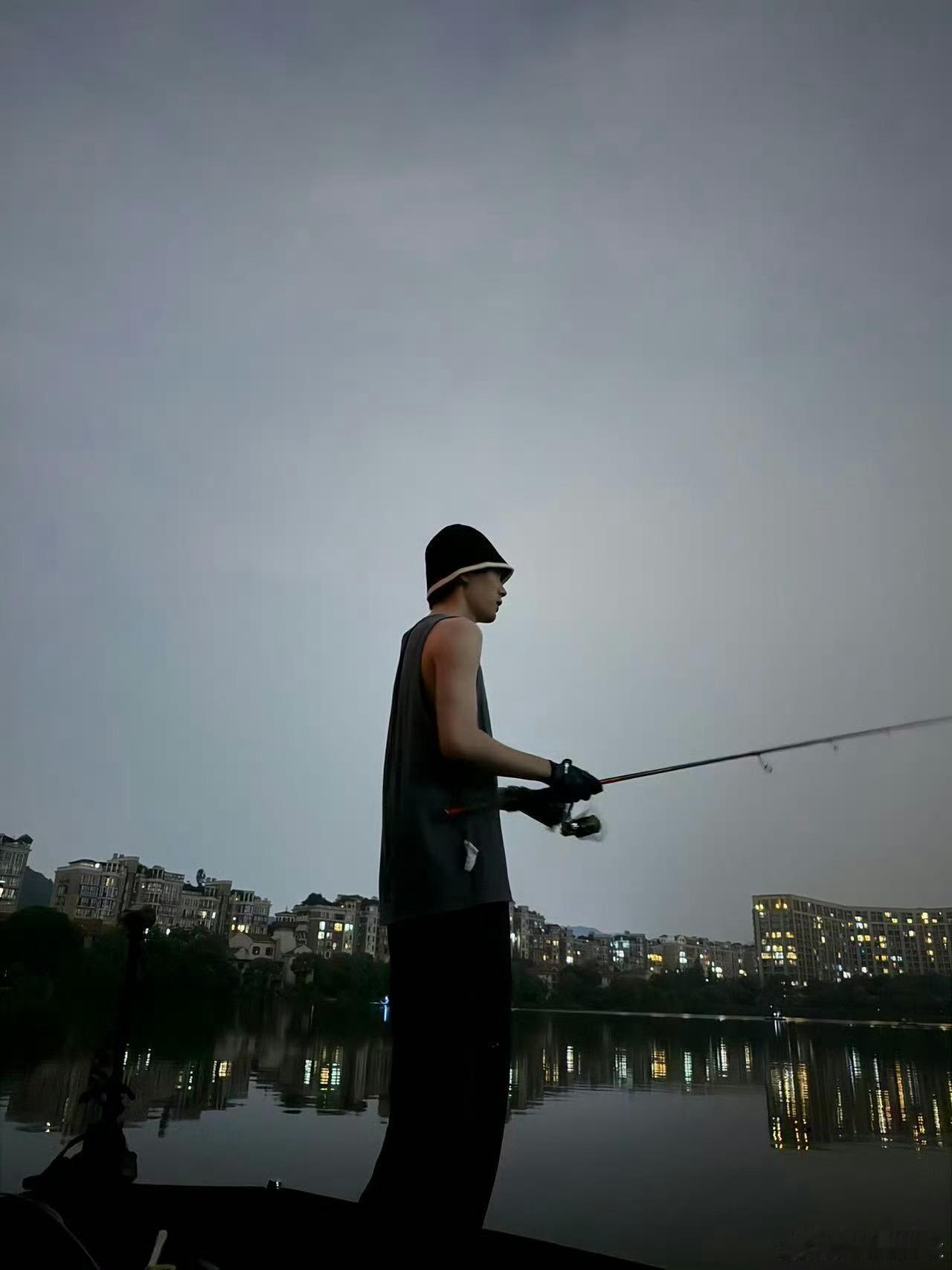 周翊然脚滑摔倒从优雅垂钓到意外落水只需一瞬，周翊然脚滑的小插曲，让大家看到明星私