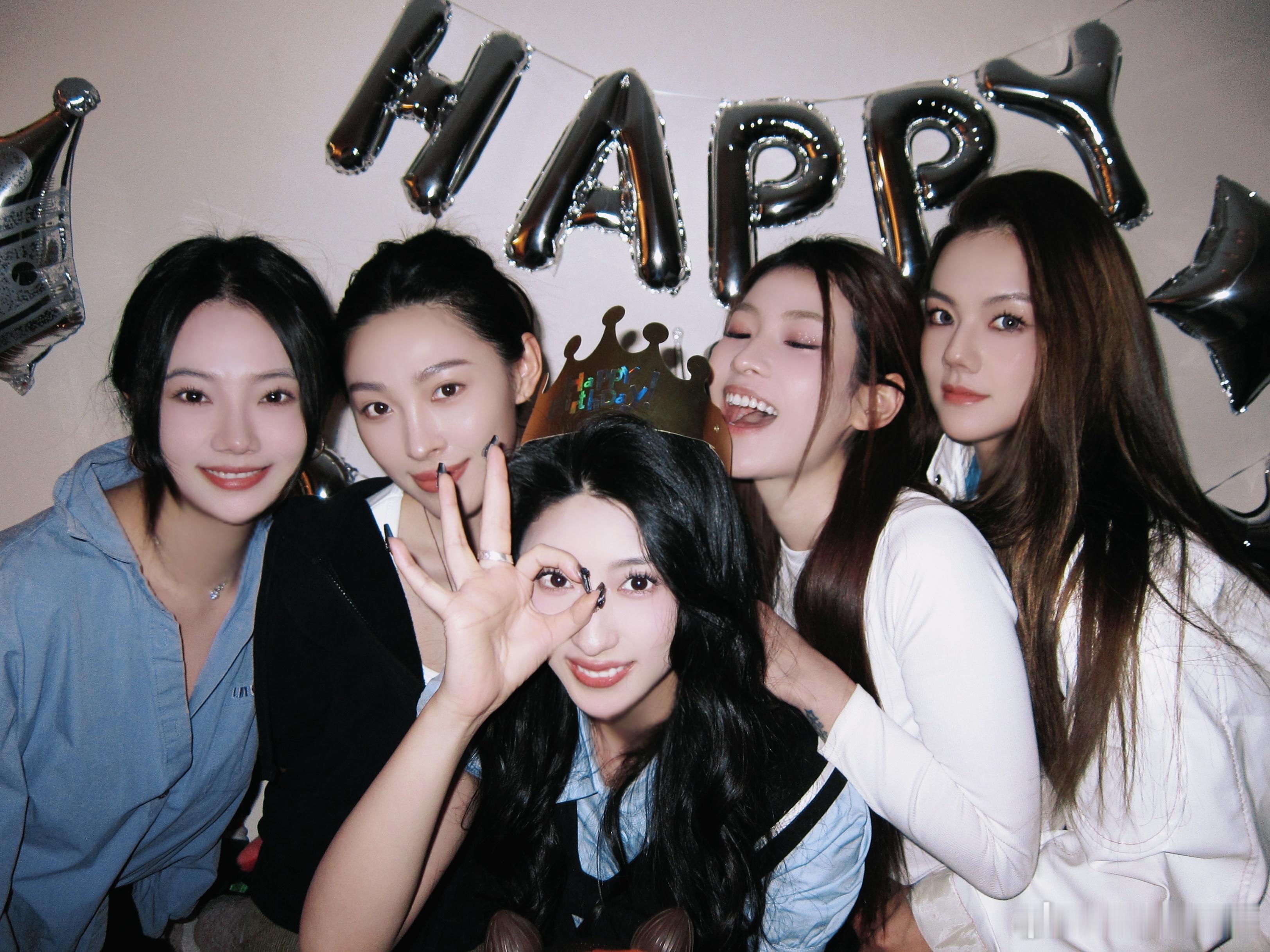 我要全发上来！！！！！今年的生日感受到了那么多的被爱[抱一抱]感谢你们，也感谢我