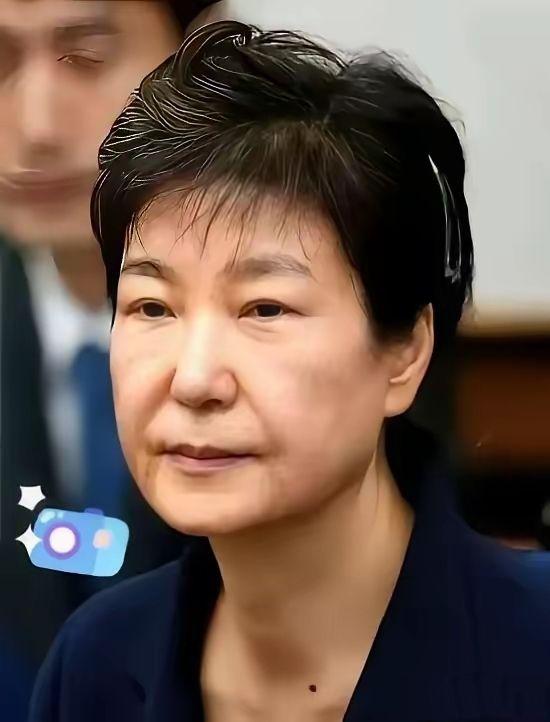 韩国政坛，真的别提有多戏剧性!
前脚，前总统尹锡悦刚被法官一锤子砸下个“无期徒刑