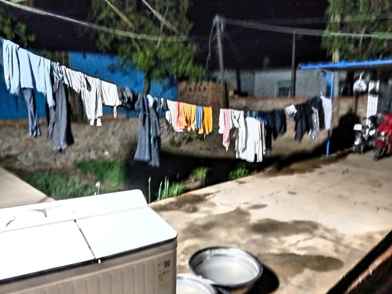夜色笼罩下，晾晒的衣物随风摇曳。
昨天4点下班开始洗一些衣服，一直干到6点，把所