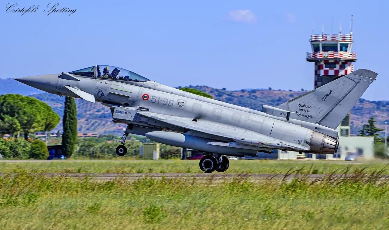 土耳其正在与英国洽谈购买40架“台风”战斗机，取代原计划要买的F-16，这对美国