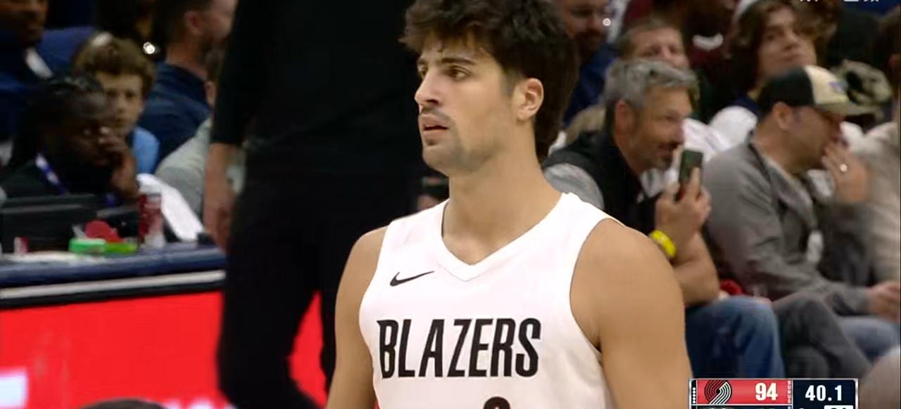 11月13日，开拓者以8分的优势战胜了鹈鹕队。
我们可爱的中国杨还是没有上场。这