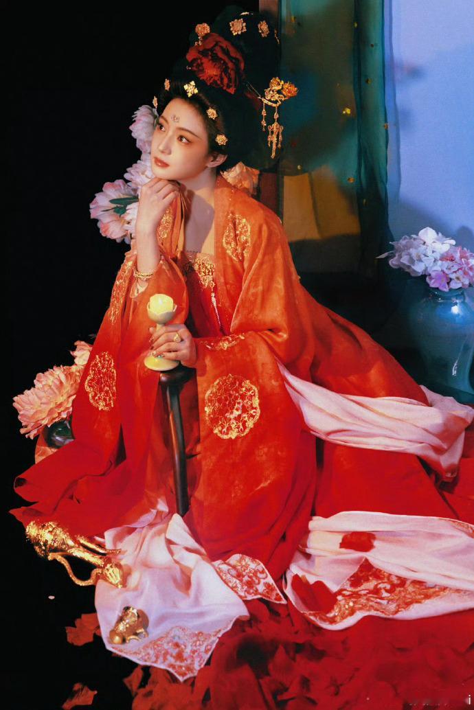 张雅钦往那一站就是大唐，这个国风大唐妆容真的是满分的美貌的存在，姐姐的一颦一笑皆