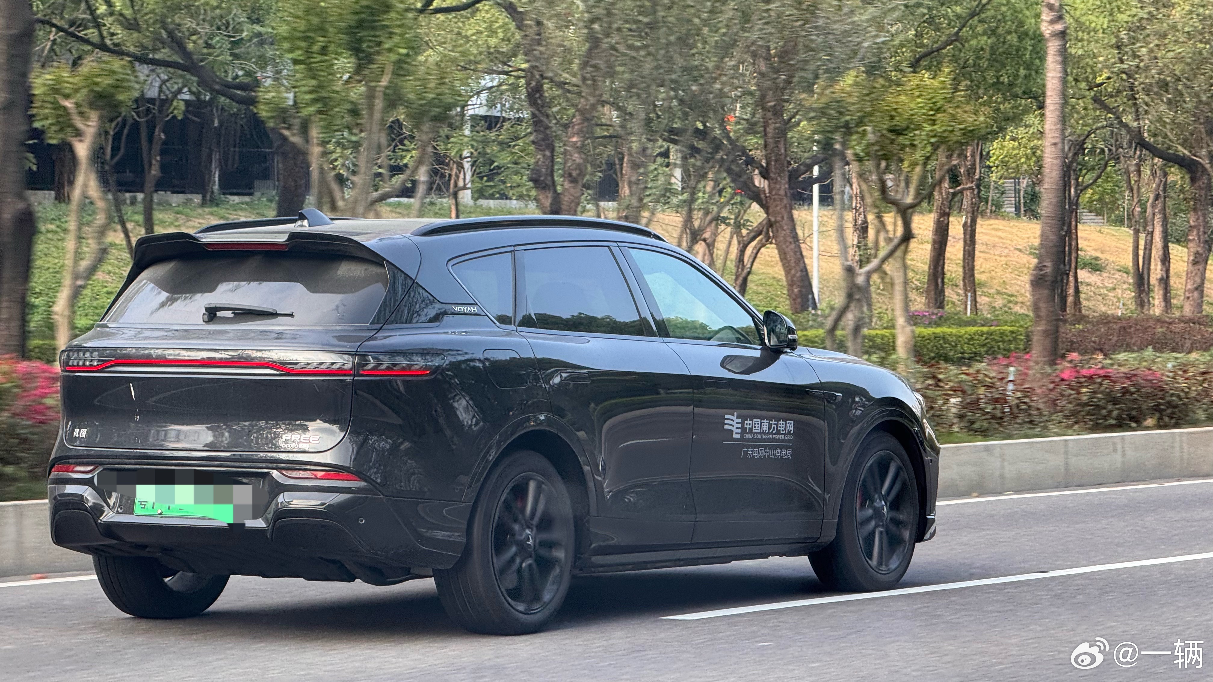 南方电网都舍得用岚图FREE 318做公务车！开这个出勤舒服太多了吧！ 