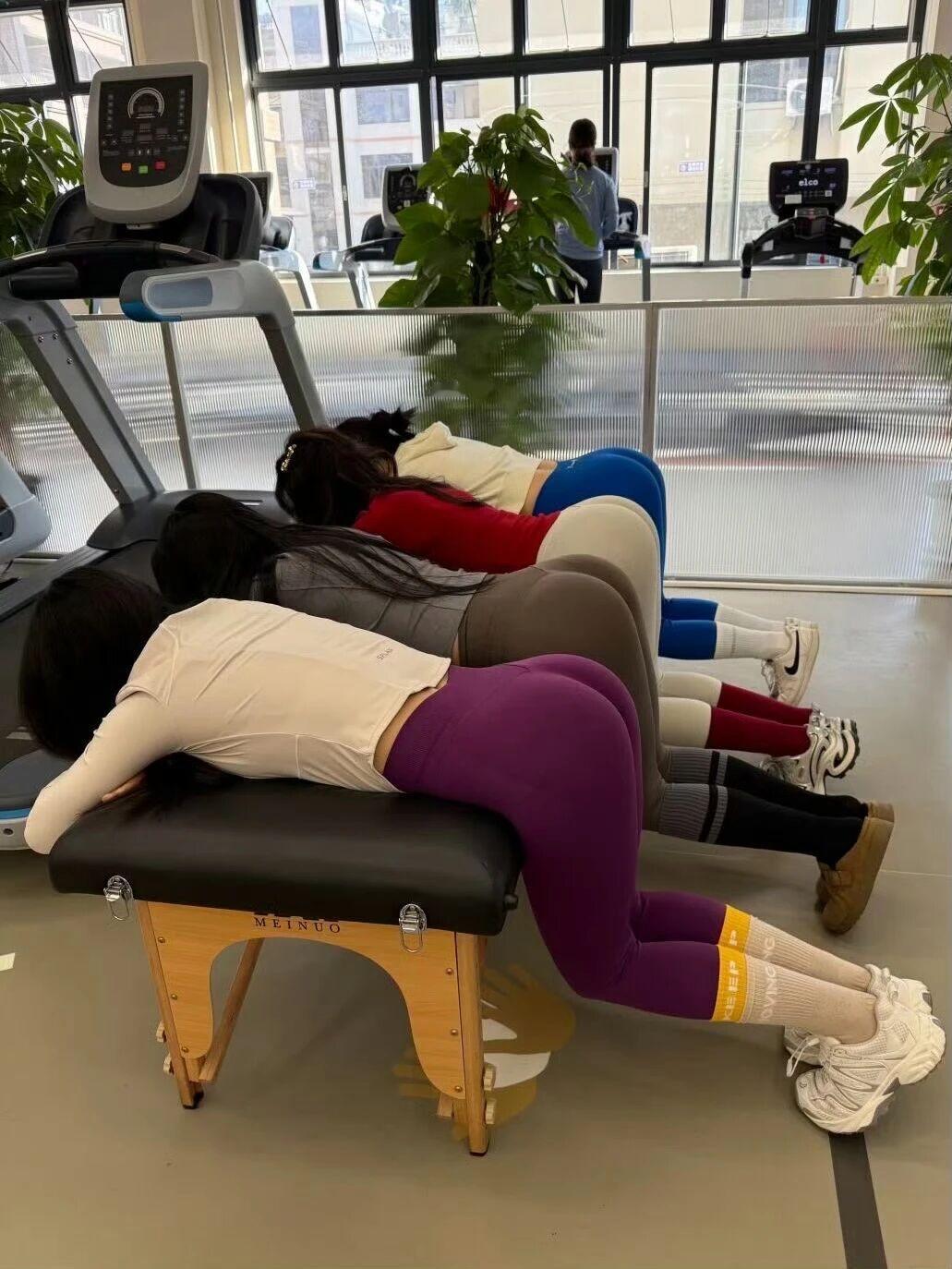 一起做拉伸，放松身心，享受健康生活！💪🏋️‍♀️🌿女生如何穿搭看起来时尚更