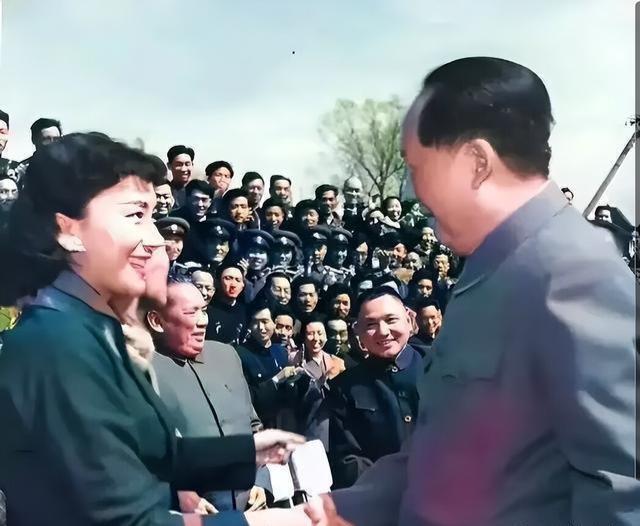 女的非常漂亮，
但是，
几乎所有人的眼神，
全在教员身上，
目不转睛的在观察…