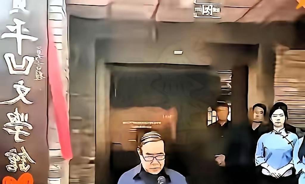 看到西安那两处贾平凹主题场馆连夜摘牌的消息，我心里五味杂陈。
38年前那纸禁令，