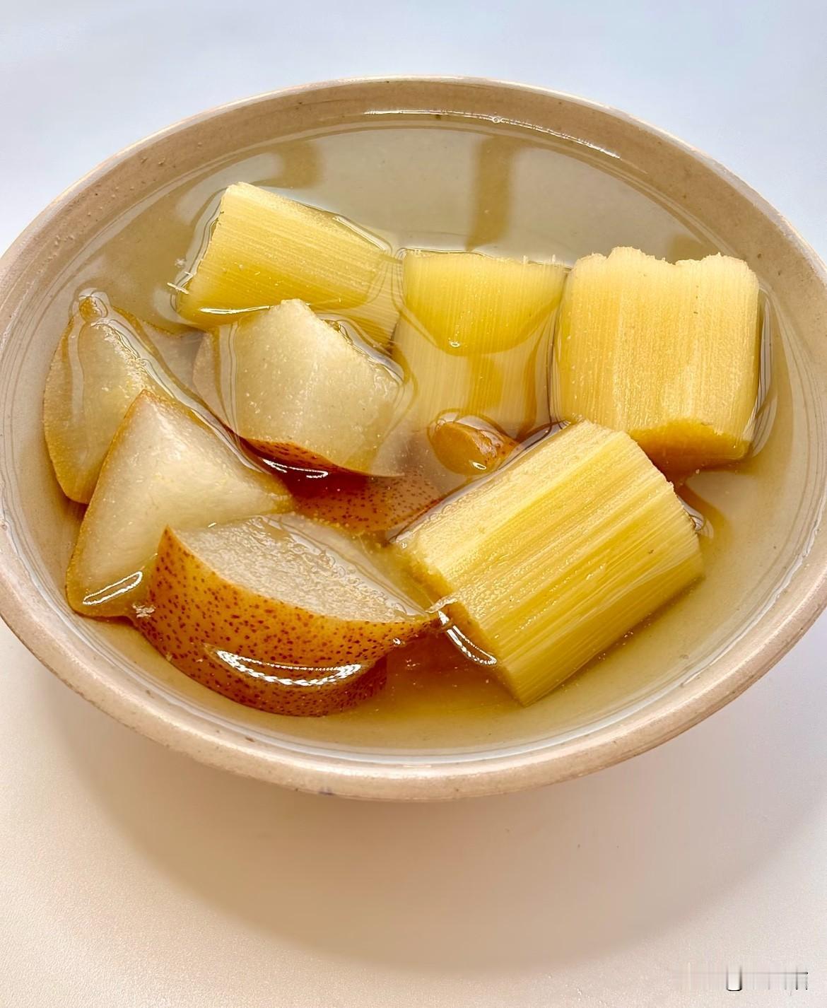 一根甘蔗8块8还管削皮切段？
这老板怕不是在做慈善！
昨天接儿子放学撞见这价格，