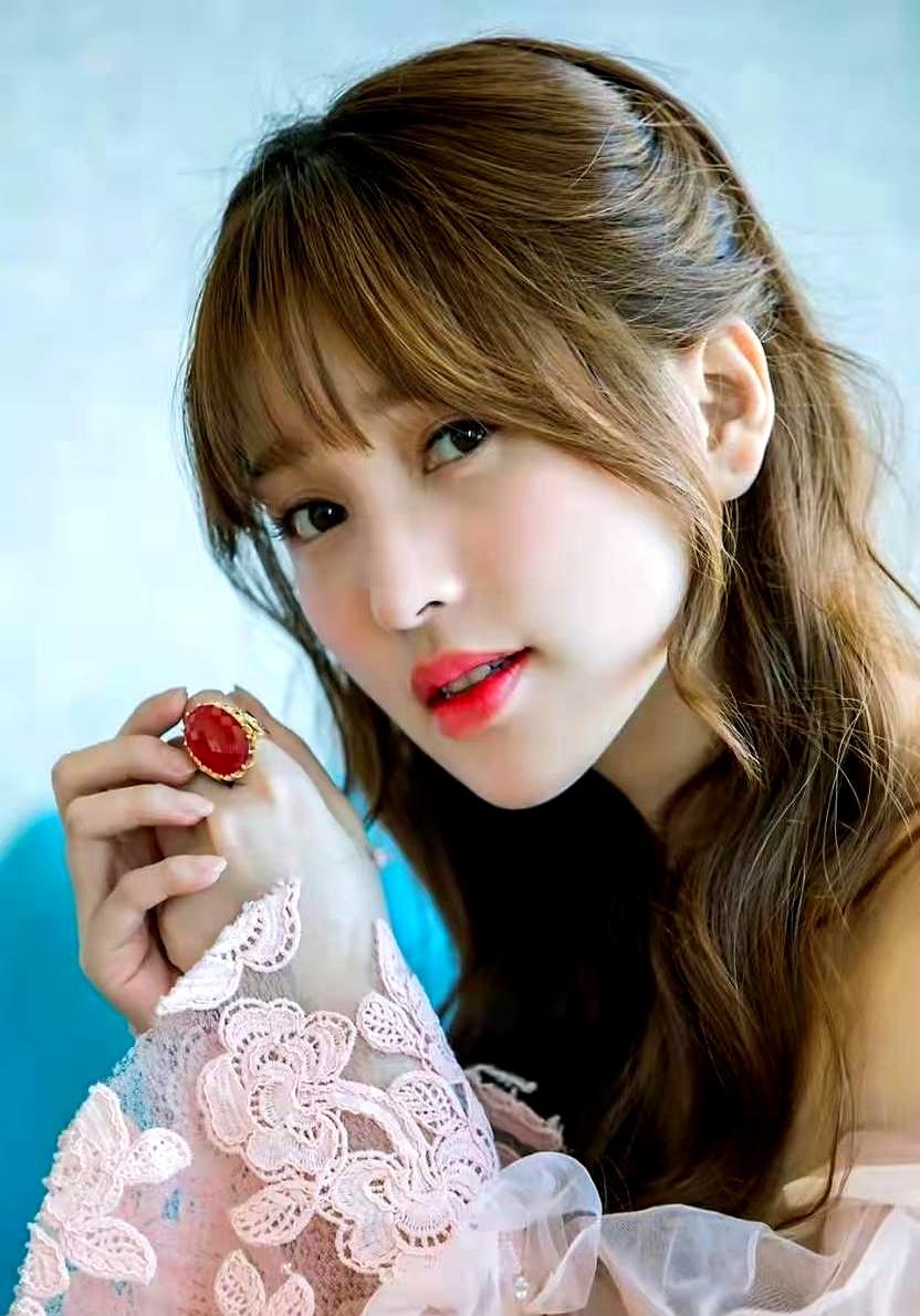 43岁漂亮姐姐嫁小17岁男友，这姐弟恋差距快赶上我妈跟我弟了！
当初全网都觉得不