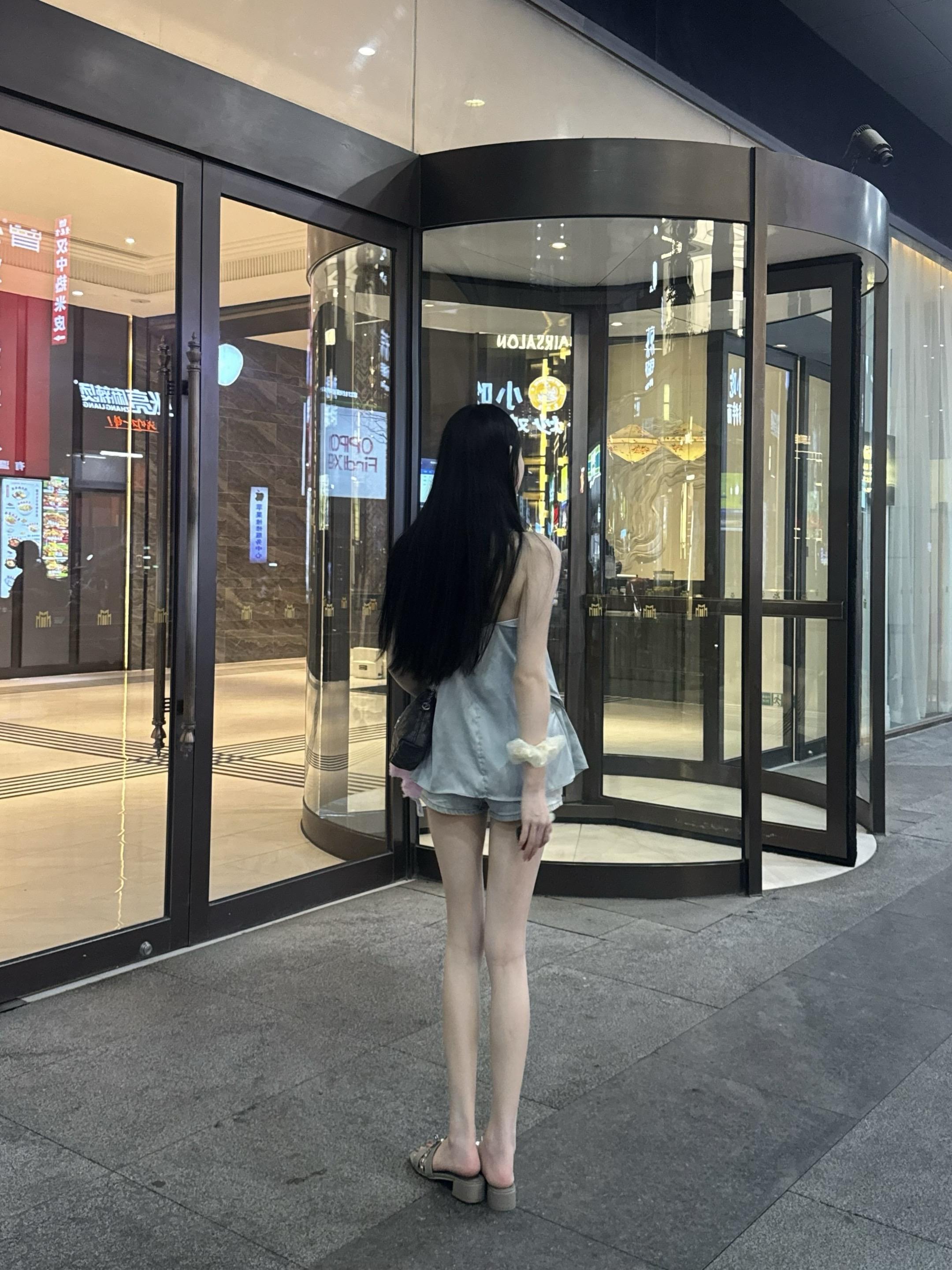 还在看我的社交软件吗 想我的话下次也出现在我的镜头里吧