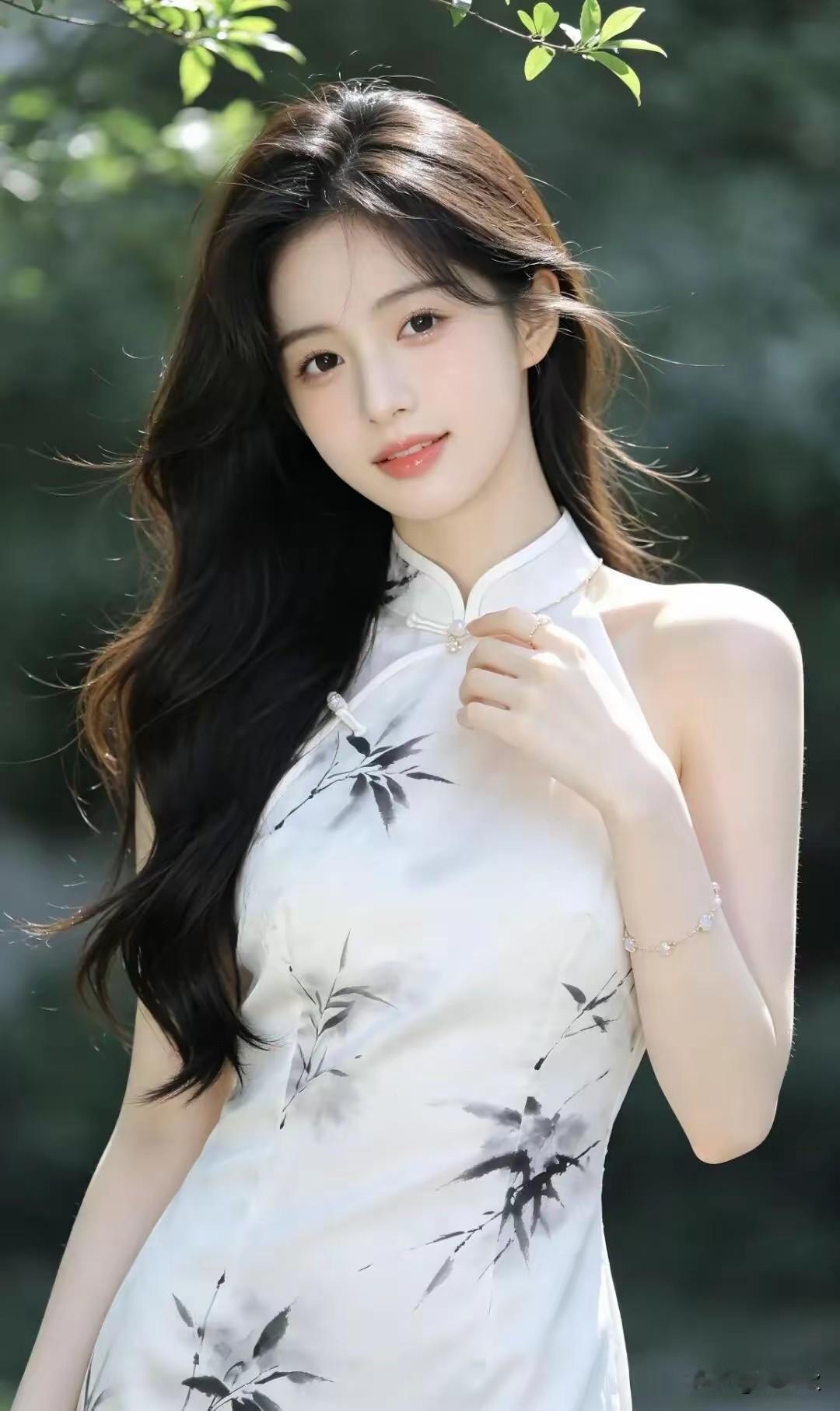出水芙蓉，亭亭玉立。
冰肌玉骨，明眸皓齿。
眉清目秀，美若冠玉。
软玉温香，楚楚