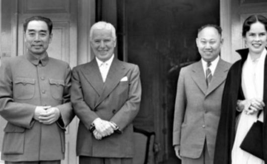 1954年7月18日，瑞士日内瓦，莱蒙湖畔的花山别墅。65岁的卓别林喝了一口茅台