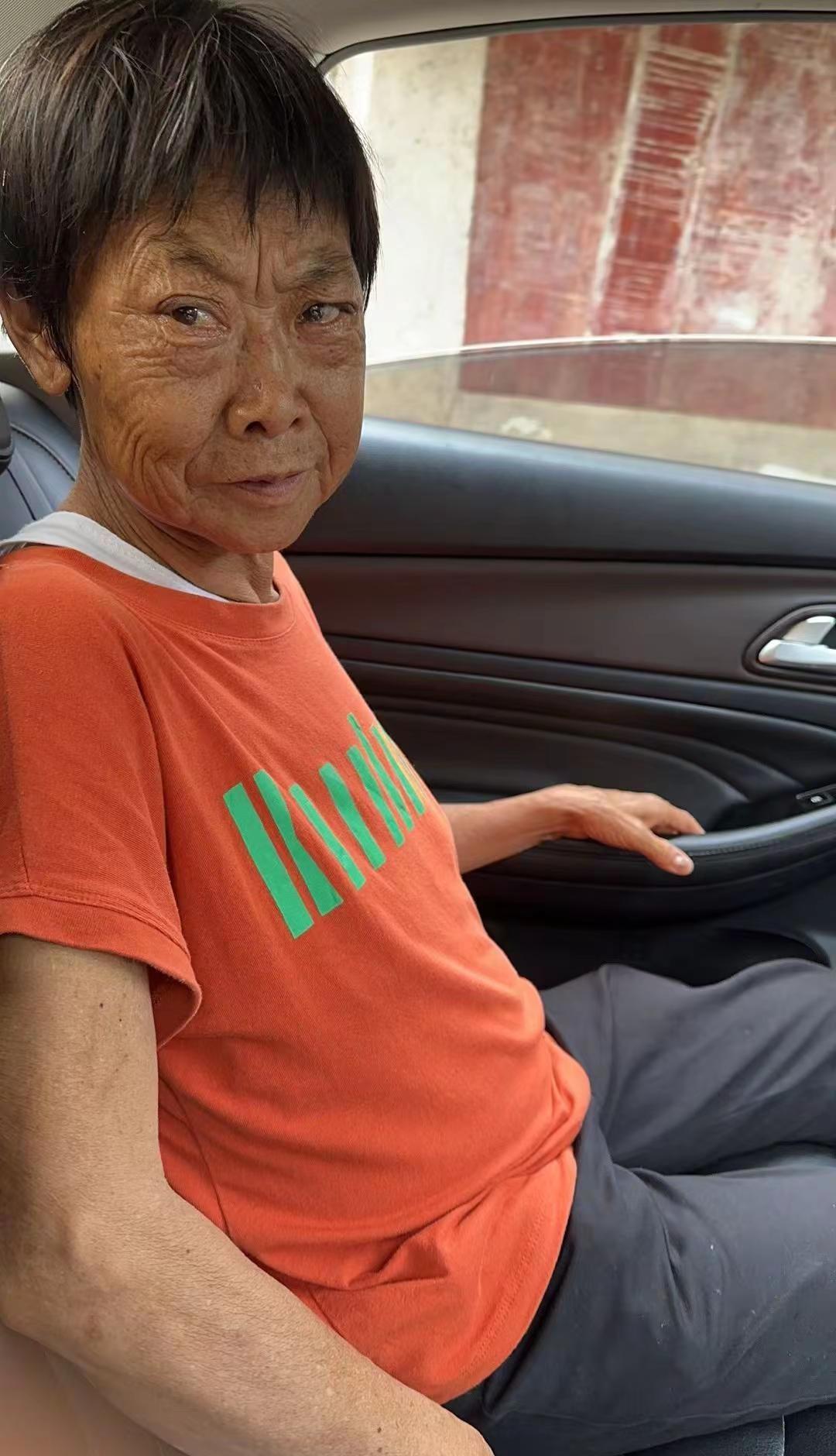 今日中元，秋意渐起，人间祭祖，最是思亲妈妈，您是正月十五离开我的。一晃眼，您已经