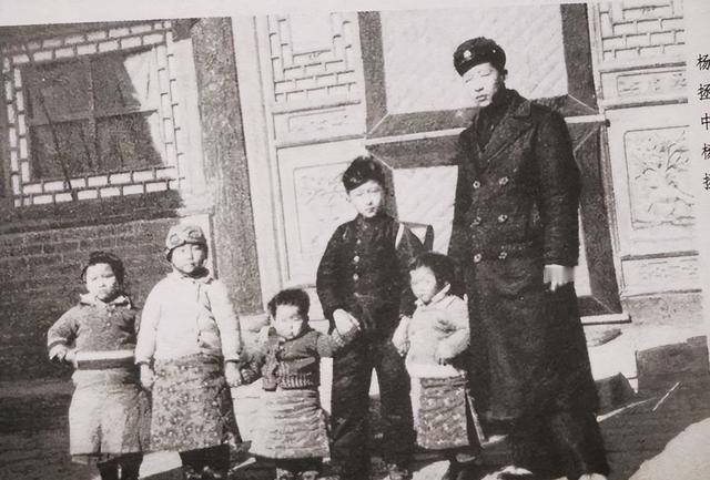 1947年,除夕夜，几个特务把杨虎城的妻子谢葆真捆绑在床上。突然，他们将粗大的针