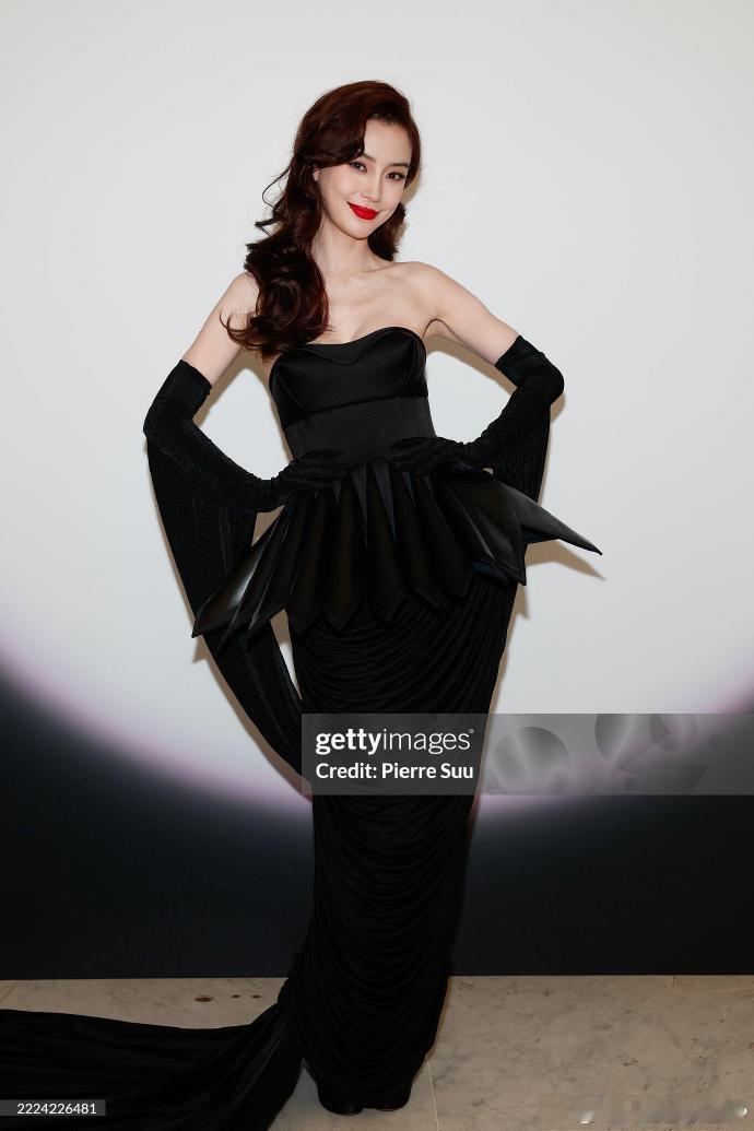 angelababy 妈妈级别 鱼尾裙+大C卷+红唇，这组合简直是王炸！鼻姐把成