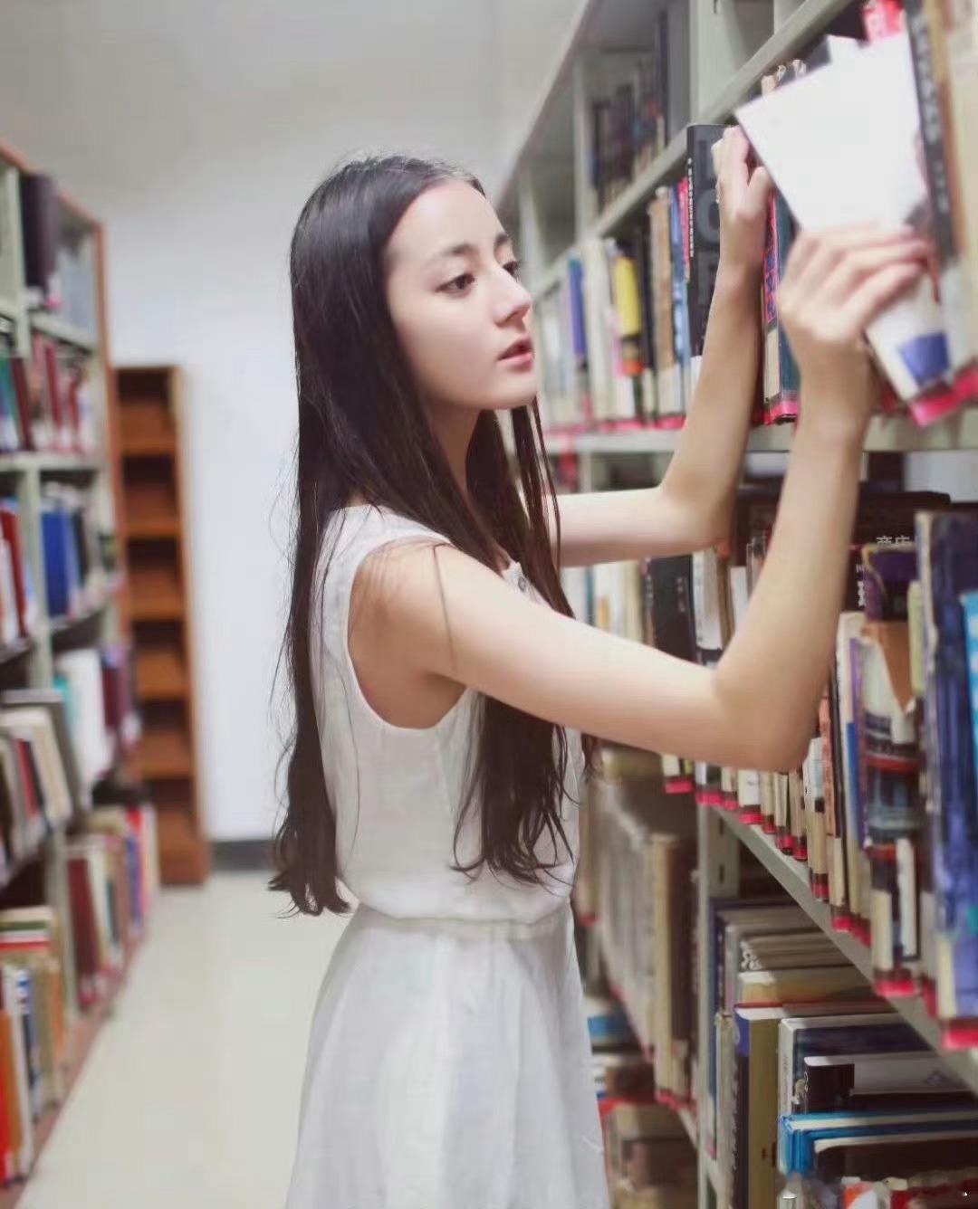 迪丽热巴大学时期的照片这建模我真的不知道拿什么输