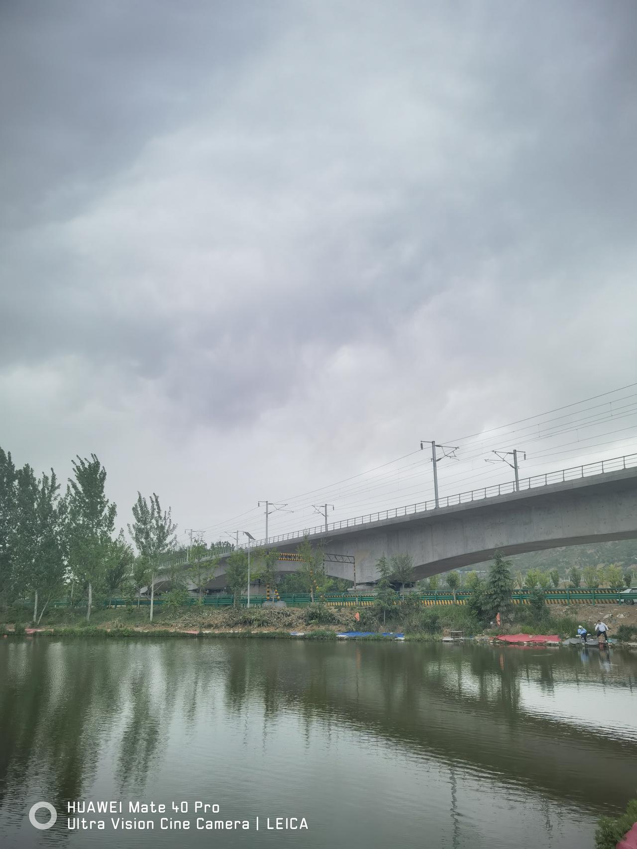 元亨探访西十高铁！朋友们，西安到十堰高铁坐落在西安浐河边上。据观察目前高铁设备齐