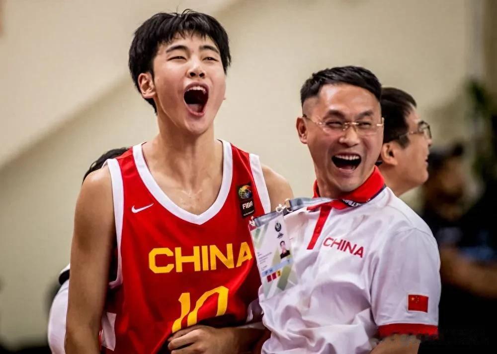亚篮锦U16季军赛，中国男篮87-59菲律宾男篮，本次亚锦赛中最值得培养的2名球