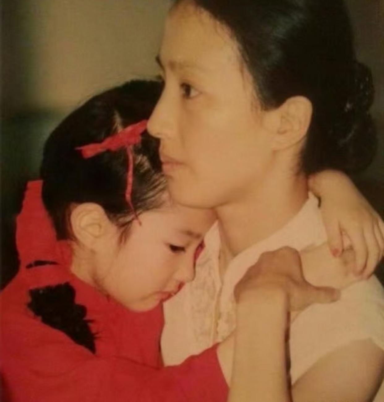 这两天被谷爱凌和妈妈的视频刷屏，
突然想起这张旧照，
刘亦菲和妈妈。
虽然术业有