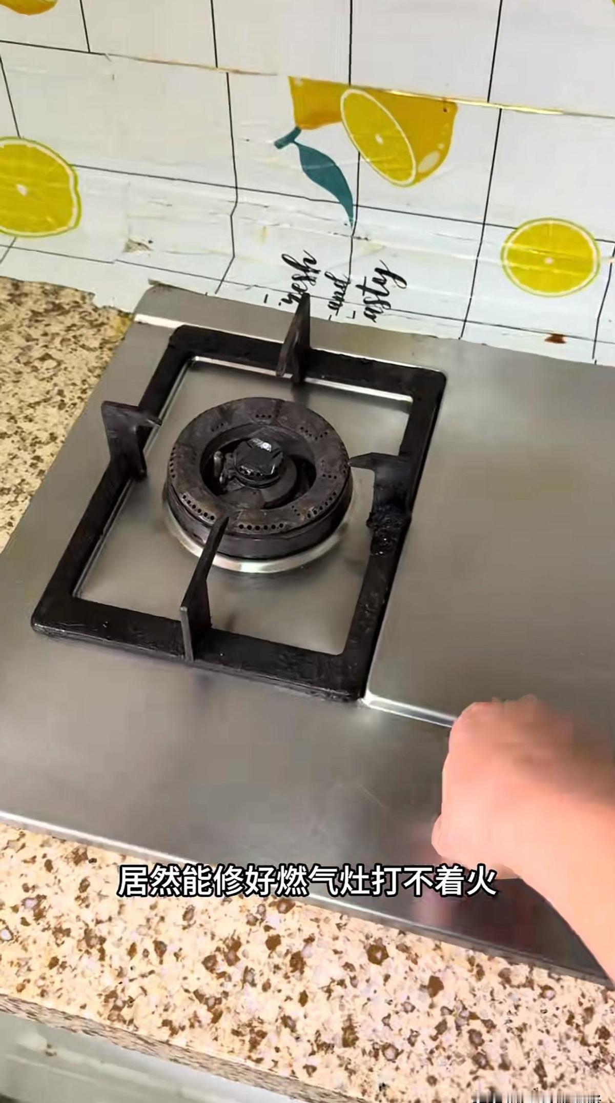 朋友家叫个燃气灶师傅，上门就是两百块。
我看了直摇头！
这钱赚的，是不是太容易了