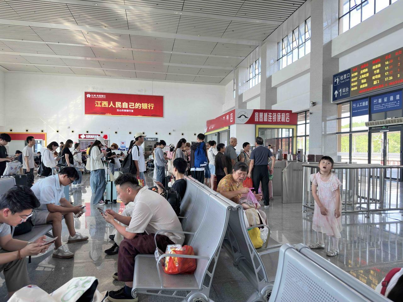 今天气温有点高，似乎根本不会影响人们出门的劲头。

高铁站，候车室里人可真多！好