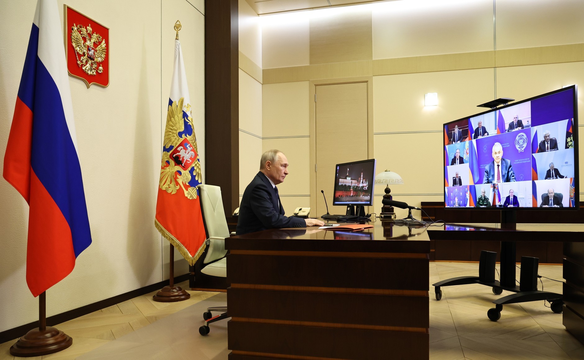 瓦洛佳小朋友  与安全会议常任成员召开会议总统通过视频连线与安全会议常任成员召开
