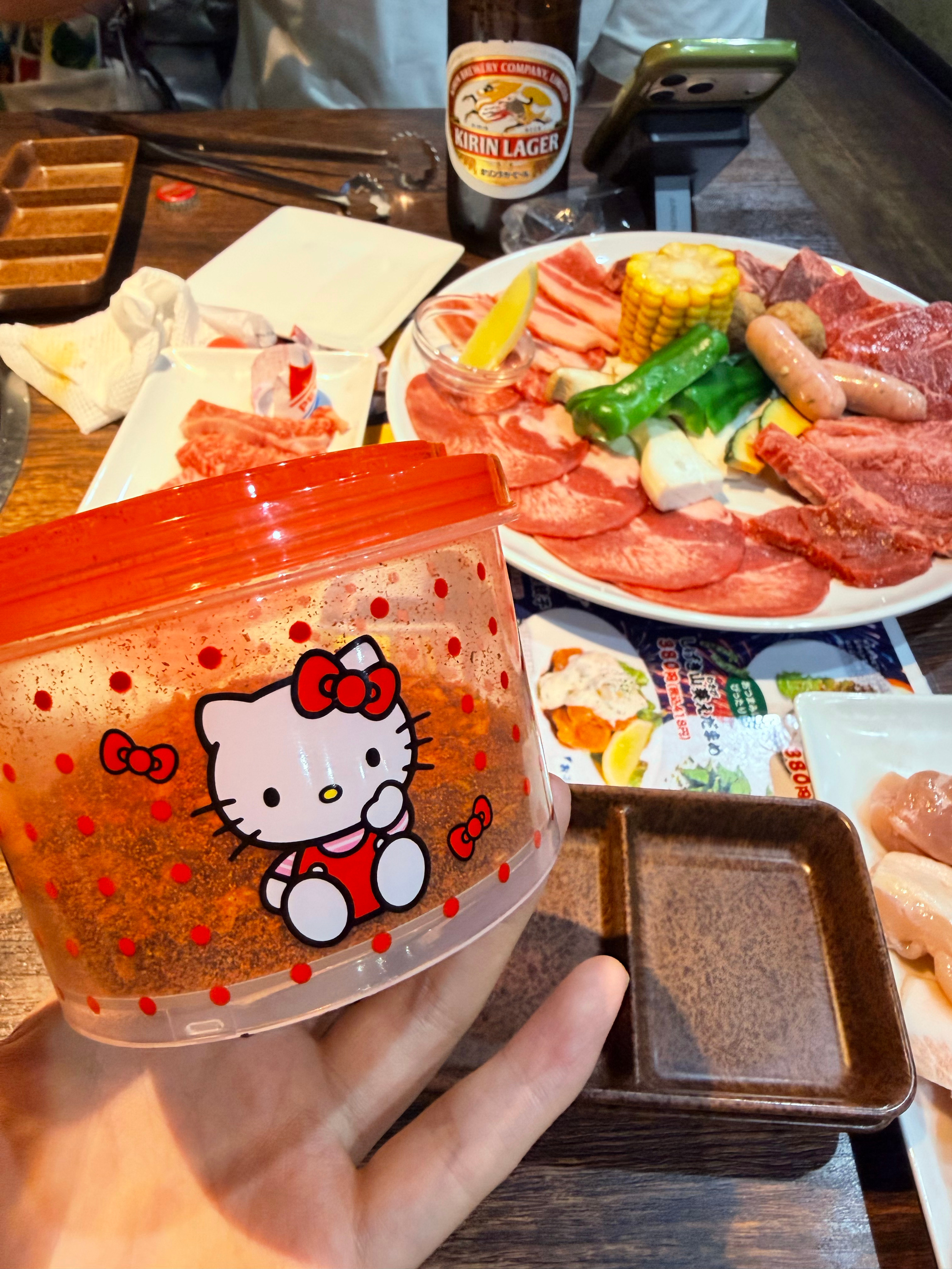 笑死了。 出门吃饭都自带辣椒面 