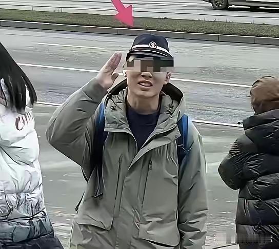 遣返回国落地那一刻，陈宇昕抬手示意，嘴角居然还挂得住。

五天前还在莫斯科大学历