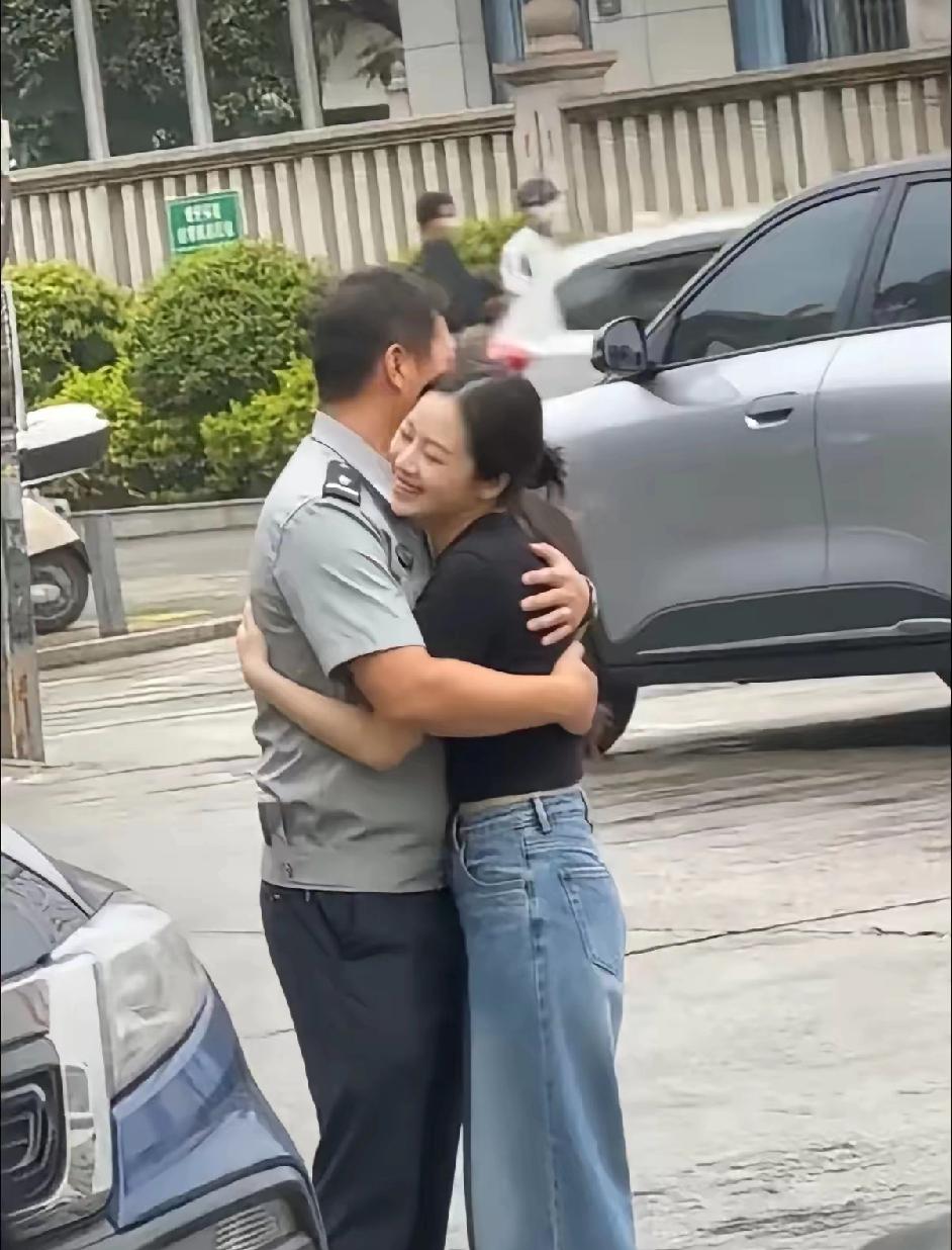 福建三明女子与保安发生冲突，被AI恶搞了。看第一张图片，以为两个人冰释前嫌，握手