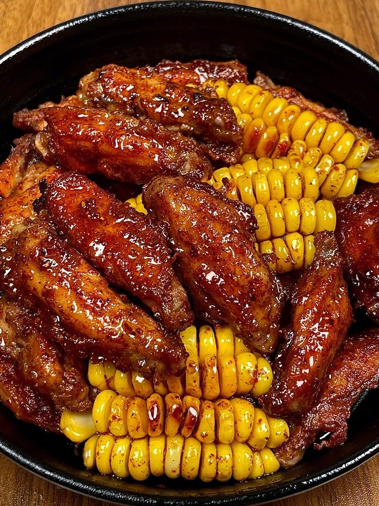 超好吃的脆皮椒盐鸡翅玉米！！鸡翅外酥里嫩，入味爆汁！玉米焦香，孜然味浓郁！[馋嘴