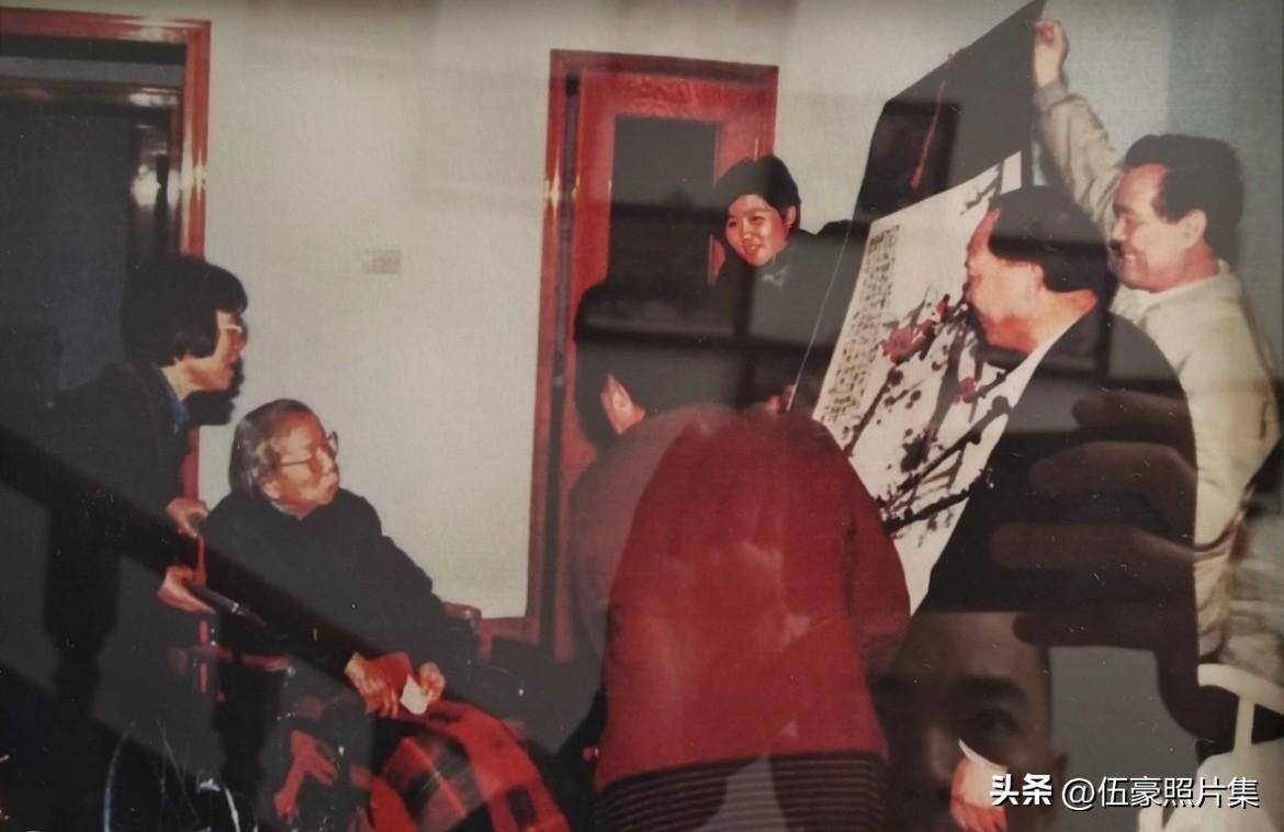 上世纪八十年代，周恩来总理夫人邓颖超在医院观看陈硕石为她创作的梅花图。陈硕石，号
