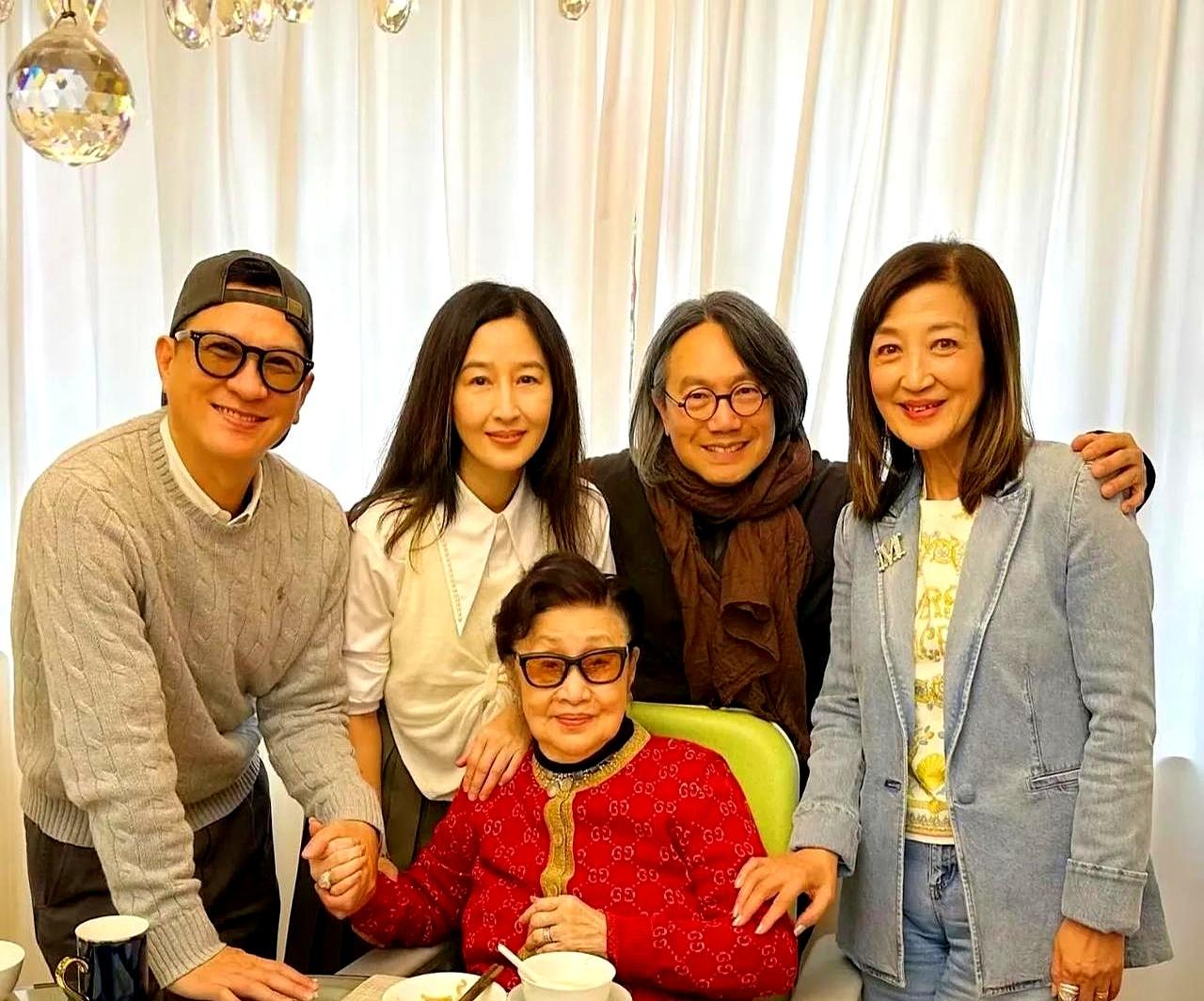 今天看到一张图，愣了。
3月1日马海伦在社交平台晒出与张家辉夫妇拜访98岁粤剧名