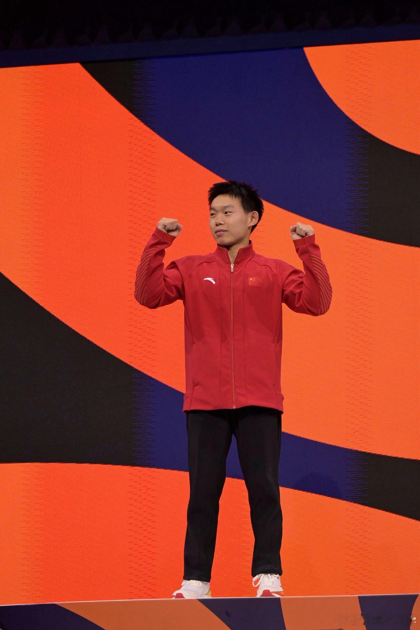 杨皓楠世锦赛全能银牌 杨皓楠从鞍马开始比赛，得到13.900分，随后在吊环、跳马