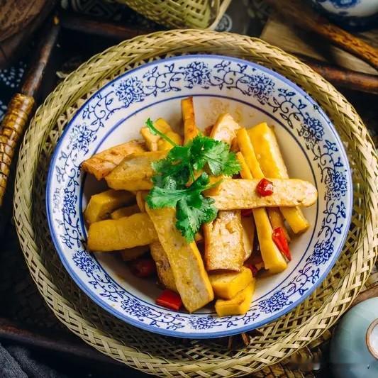 我认为中餐比较好，菜品多，风味好，每个人可以按自己的习惯，选择饮食，比如东北菜，