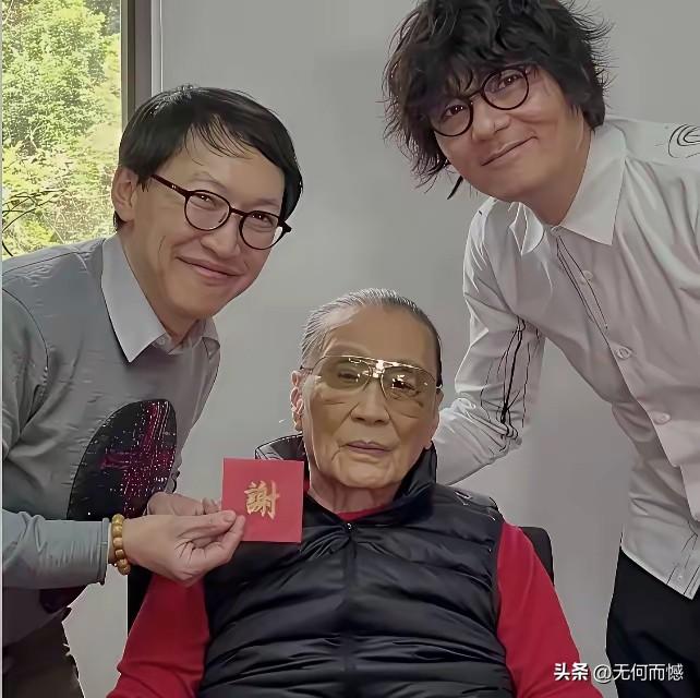 谢贤的这些照片，明显感觉已经没有了精气神，眼睛没有光，整个人的面容变得特别的慈祥
