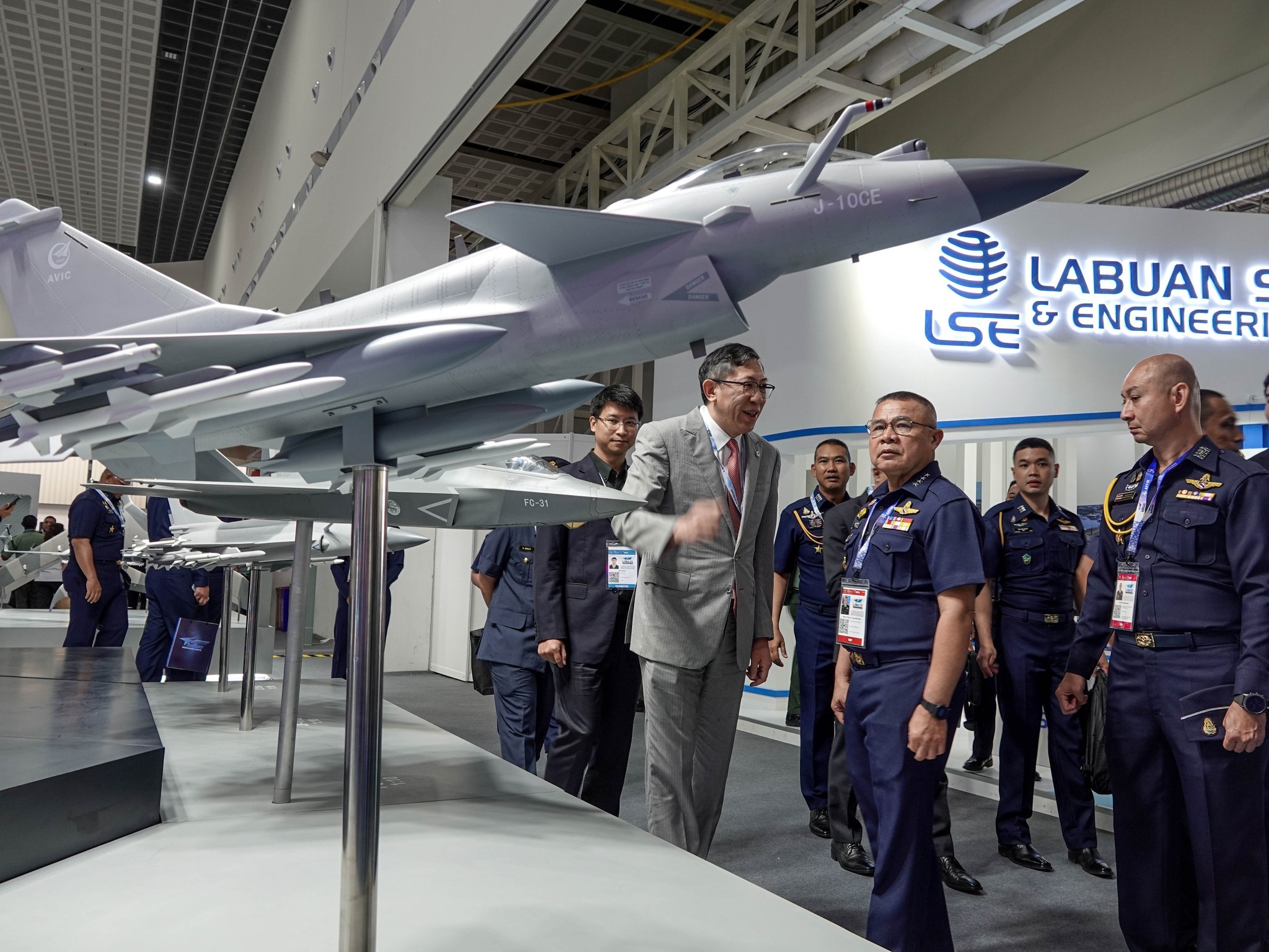 歼10CE亮相马来西亚航空展 泰国皇家空军总司令参观2025年马来西亚“兰卡威国