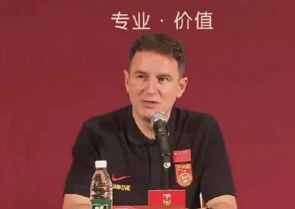 国足2-1逆转泰国，扬科维奇出席发布会，重点谈了以下4点：
1.在先失一球的情况