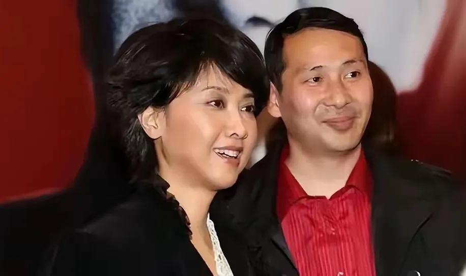 朱琳与现任丈夫婚姻持续了19年，他们选择了丁克生活。丈夫自来普通家庭，相识时是文