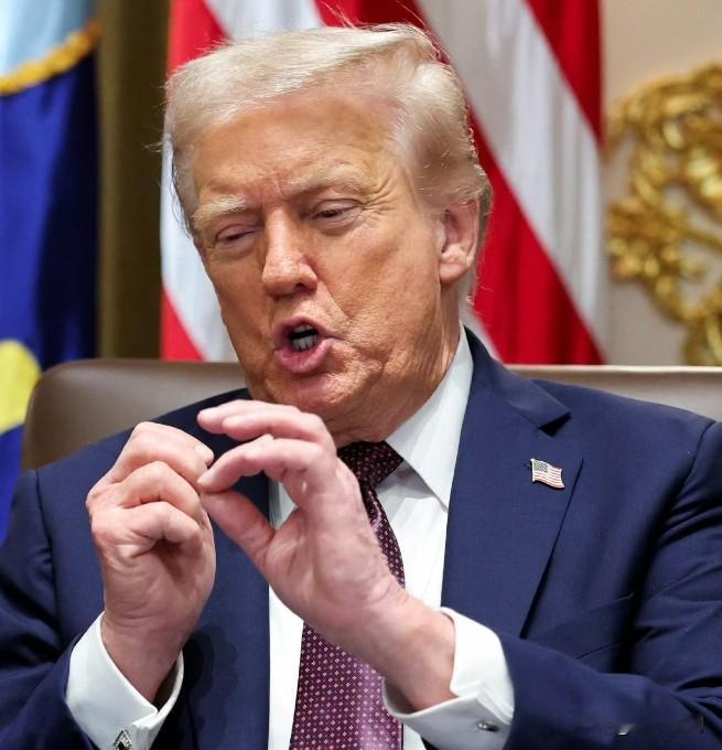 特朗普：

“就在格陵兰外海，眼下到处是俄国的驱逐舰、东大的驱逐舰，还有俄国潜艇