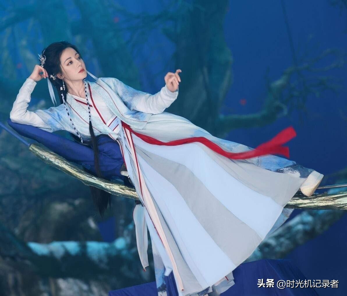 迪丽热巴拍摄《白日提灯》幕后，不打特效都很美，迪丽热巴真的太适合神话的故事了，《
