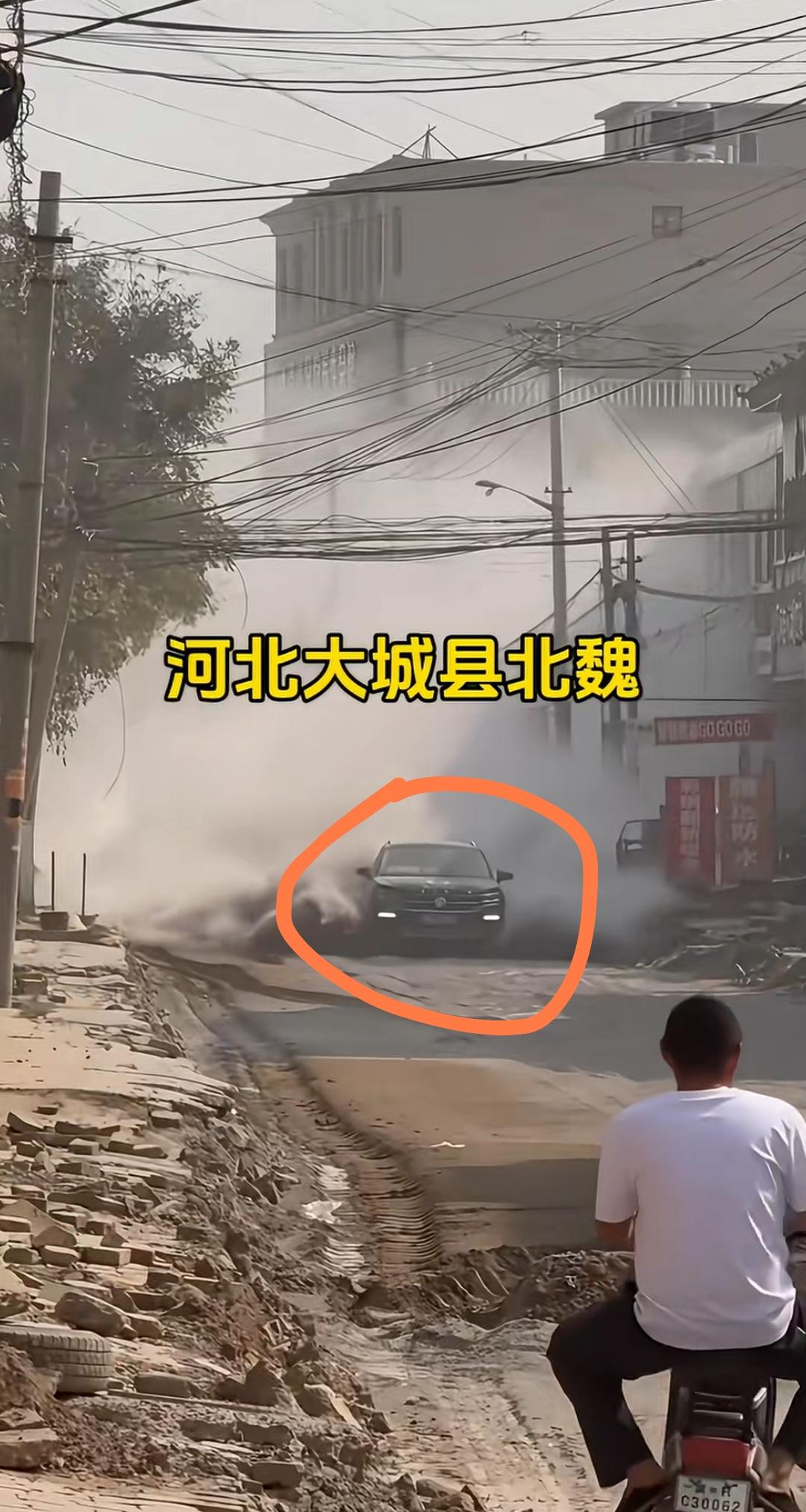 虽然只有一辆汽车在行驶，但是给人的感觉就是它的背后有千军万马在狂奔。只是坑惨了两