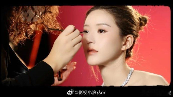 赵露思这次不是自己化的妆 化妆师化的妆好适合她！精致灵动，和以往风格不同却超搭，