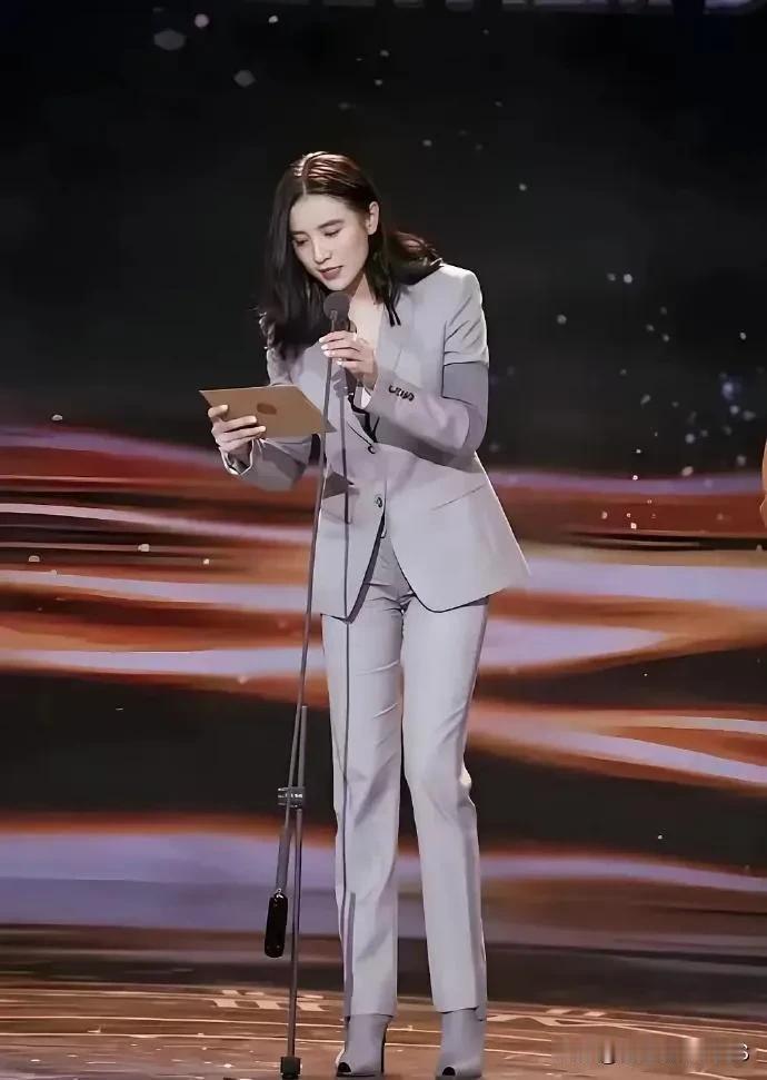 小宋佳，作为职业女性的代表人物，她有种让人无法忽视的美，这种美有点难以言喻，但却